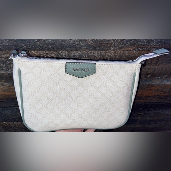 Nine West classic clutch purse. NWOT. - Picture 2 of 9